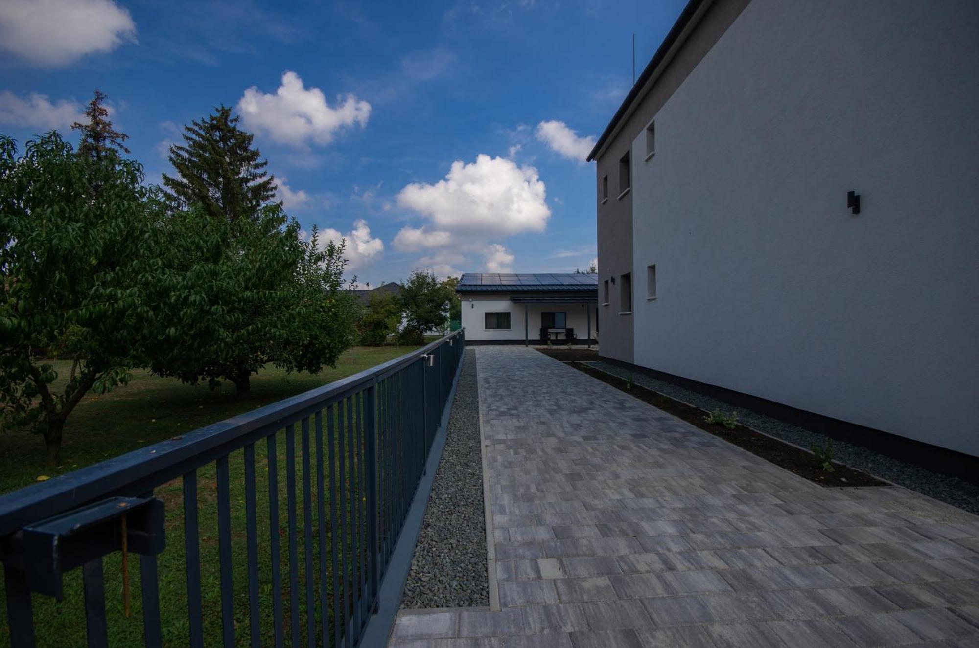 Csaladi Kikoeto Apartman ยูลา ภายนอก รูปภาพ